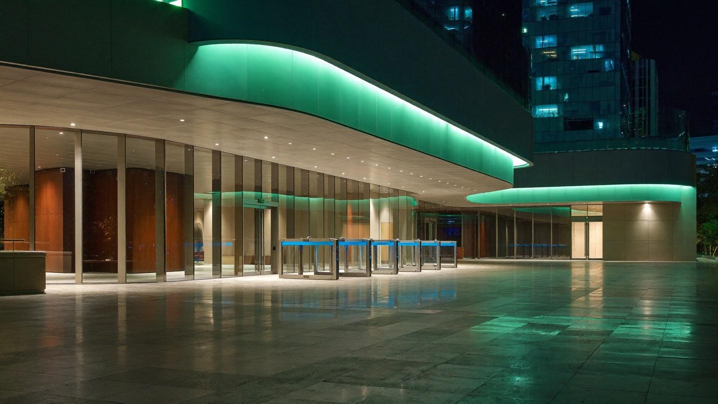 Lobby corporativo moderno com iluminação LED automatizada e catracas de acesso